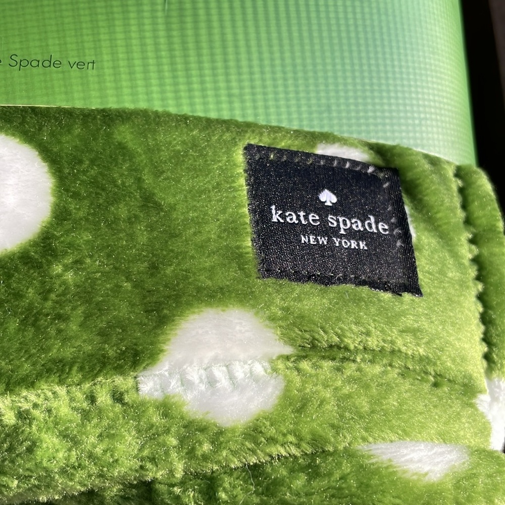 🎉HP🎉♠️KATE SPADE ♠️ Plush Adorable Polka Dot Fleece Queen Blanket - Picture 5 of 8